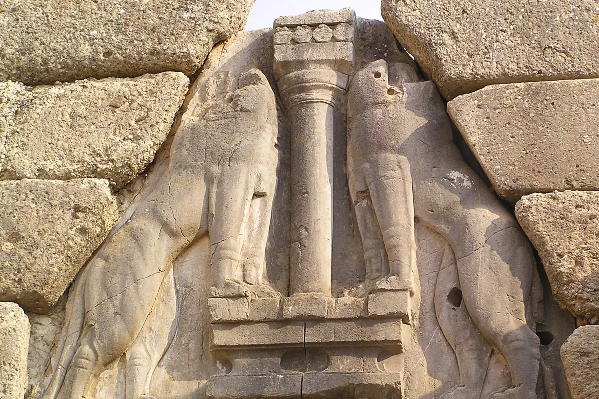 Lavlja kapija — najstarija monumentalna skulptura u Evropi, i dalje ulaz.