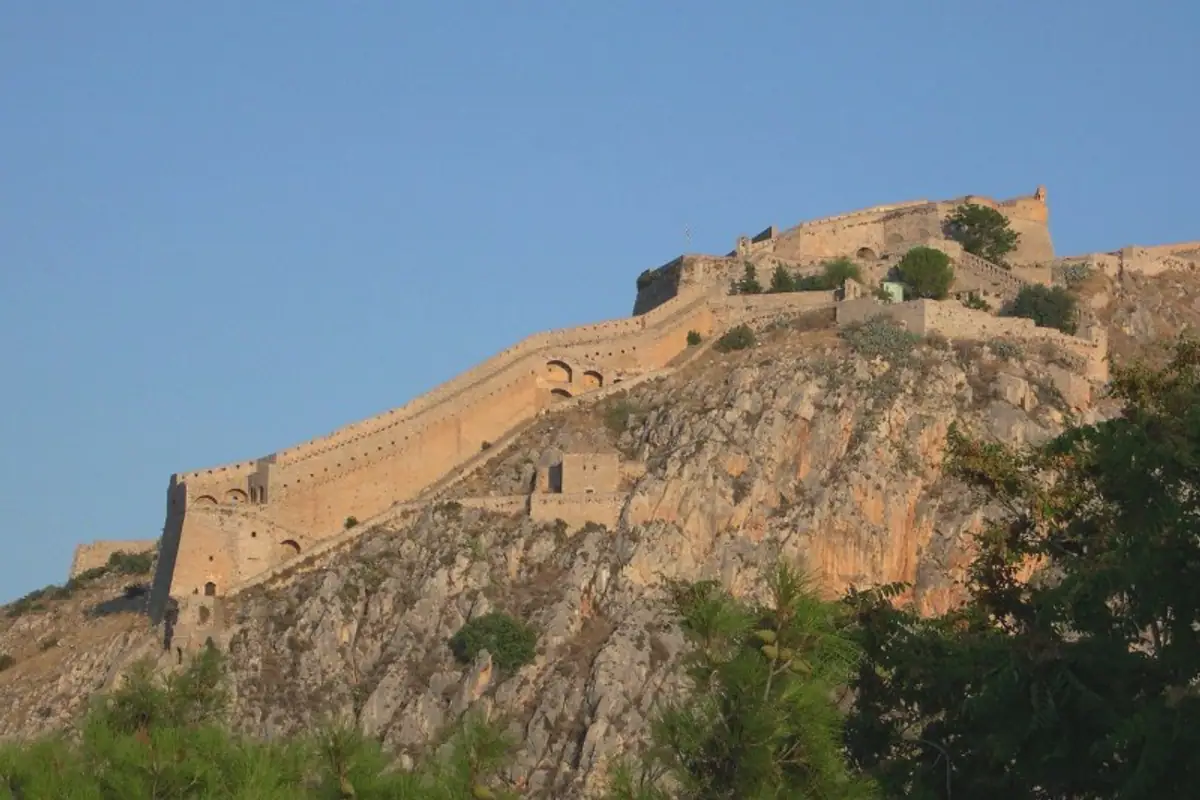Nafplio sa Palamidija, sa Burdzijem nasred luke.
