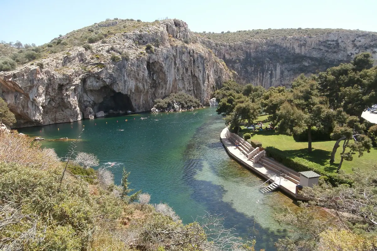 Jezero Vuljagmeni: urušena pećina, hranjena termalnim izvorima, sto metara od mora.