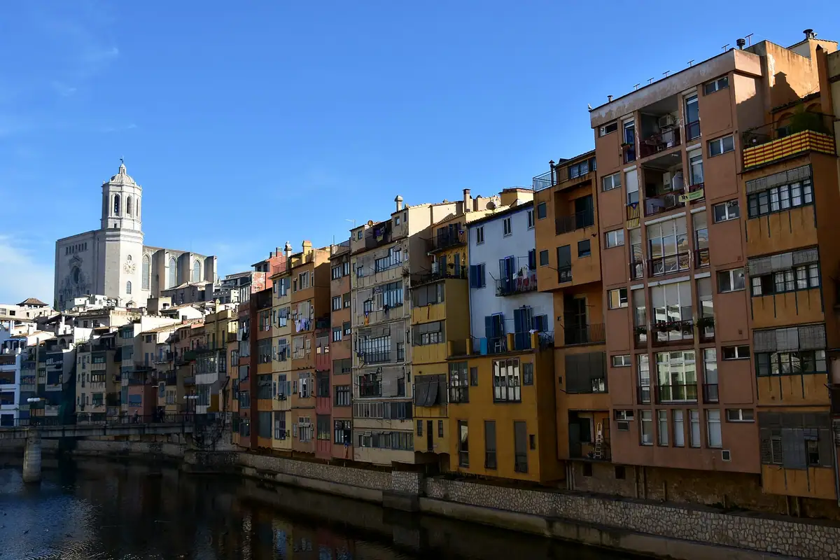 The houses on the Onyar, painted in the colours the city chose for them.