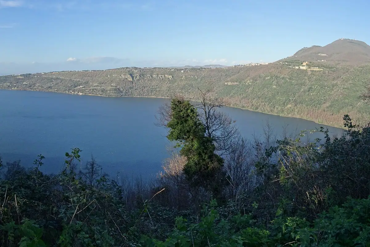 Kastel Gandolfo, iznad kraterskog jezera Albano.
