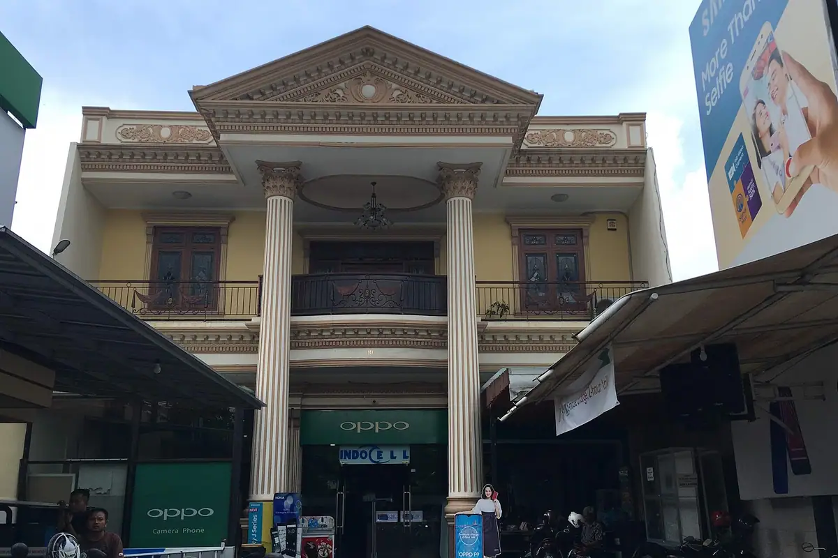 A phone shop in Malang. Cheap per gigabyte, and an hour of a holiday that has just started.